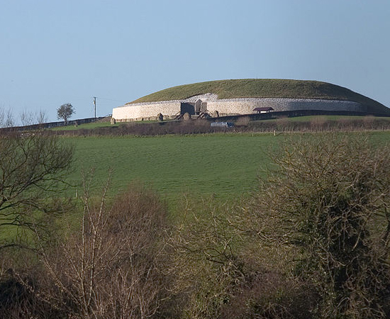 NEWGRANGE - É uma tumba do Conjunto Arqueológico do Vale do Boyne, na Irlanda. Trata-se de um sítio pré-histórico, onde foram encontrados restos humanos cremados. NEWGRANGE - É uma tumba do Conjunto Arqueológico do Vale do Boyne, na Irlanda. Trata-se de um sítio pré-histórico, onde foram encontrados restos humanos cremados.