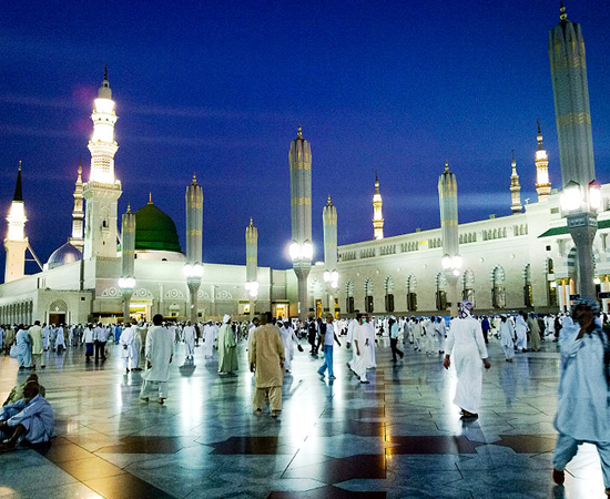 AL-MASJID NA-NABAWI - É o túmulo do profeta Maomé, fundador do Islamismo. Está localizado em Medina, na Arábia Saudita. AL-MASJID NA-NABAWI - É o túmulo do profeta Maomé, fundador do Islamismo. Está localizado em Medina, na Arábia Saudita.
