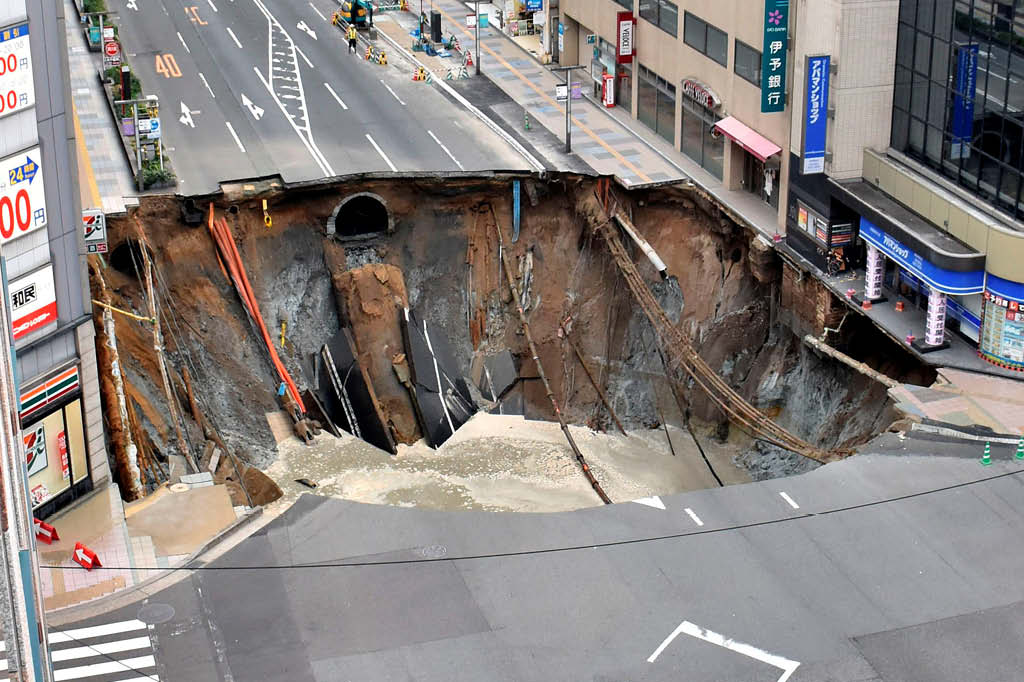 Cratera gigante engole ruas inteiras no Japão; assista