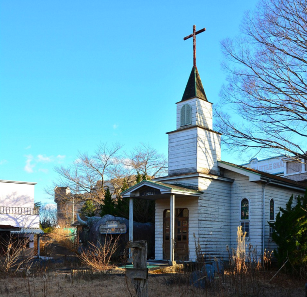 Essa igreja foi importada da Califórnia. E ela é idêntica à da série, né? Essa igreja foi importada da Califórnia. E ela é idêntica à da série, né?