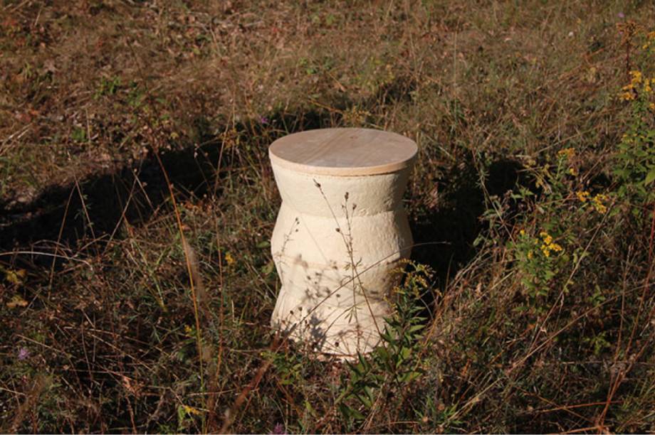 O resultado s&atilde;o estruturas firmes - bra&ccedil;os de cadeira, apoio de mesa - e totalmente biodegrad&aacute;veis. As superf&iacute;cies tamb&eacute;m podem ser texturizadas, pintadas ou laminadas para lembrar madeira ou m&aacute;rmore convencional.