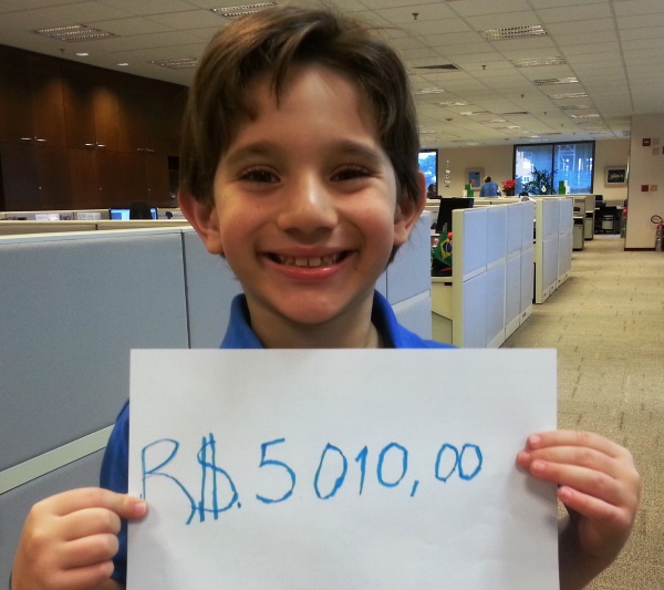 Brasileiro de oito anos arrecada sozinho mais de R$ 5 mil para ajudar pessoas cegas