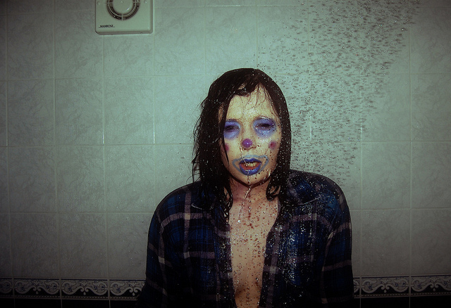 Por que algumas pessoas não tomam choque no chuveiro?