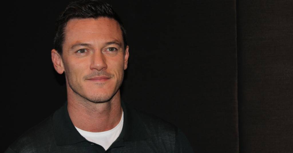 Rosto medieval, talento moderno: SUPER entrevista Luke Evans, ator de “O Hobbit” e do novo “Drácula”