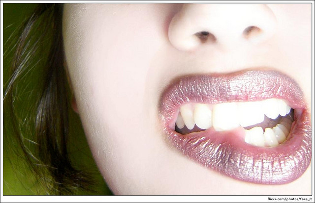 Por que as mulheres abrem a boca quando passam rímel nos olhos?