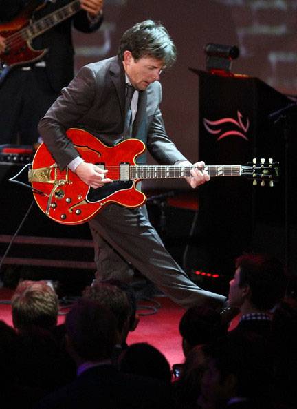 Michael J. Fox refaz cena clássica de De volta para o Futuro