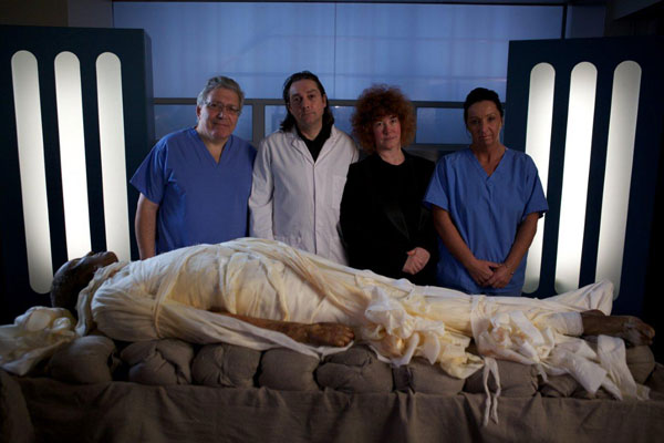 peter-vanezis-stephen-buckley-joann-fletcher-maxine-coe_with-mummy