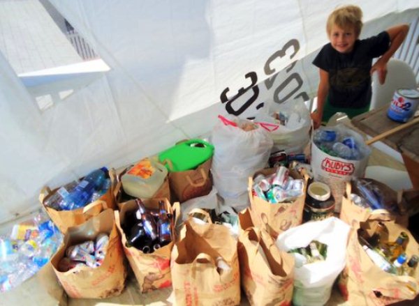 Menino de dez anos cria empresa de reciclagem e doa lucro para crianças sem-teto
