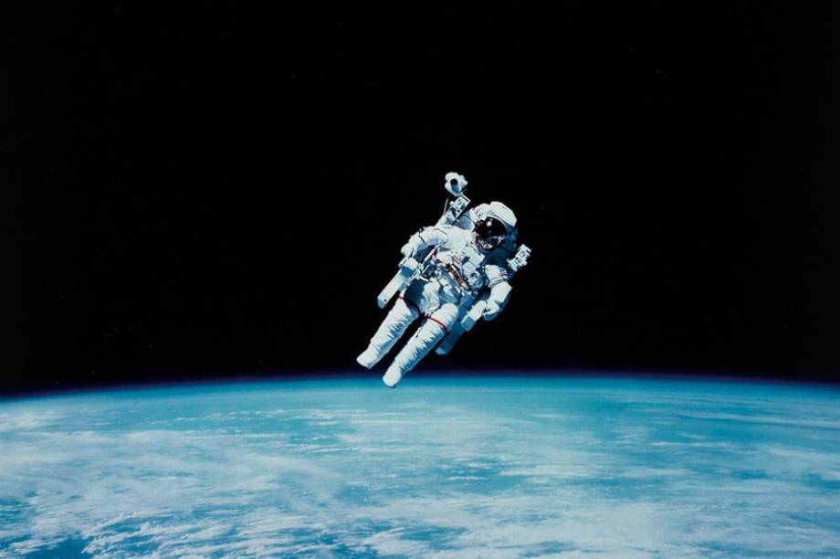 Este &eacute;&nbsp;<span>Bruce McCandless, e a foto em quest&atilde;o n&atilde;o &eacute; s&oacute; linda; &eacute; hist&oacute;rica. Esse &eacute; o registro da primeira&nbsp;vez que um astronauta flutuou no espa&ccedil;o sem estar ligado a uma nave. O feito foi realizado em 1987, quando Bruce fazia parte da miss&atilde;o<em>&nbsp;TS-41-B&nbsp;</em>abordo da nave&nbsp;<em>Challenger</em>.</span>