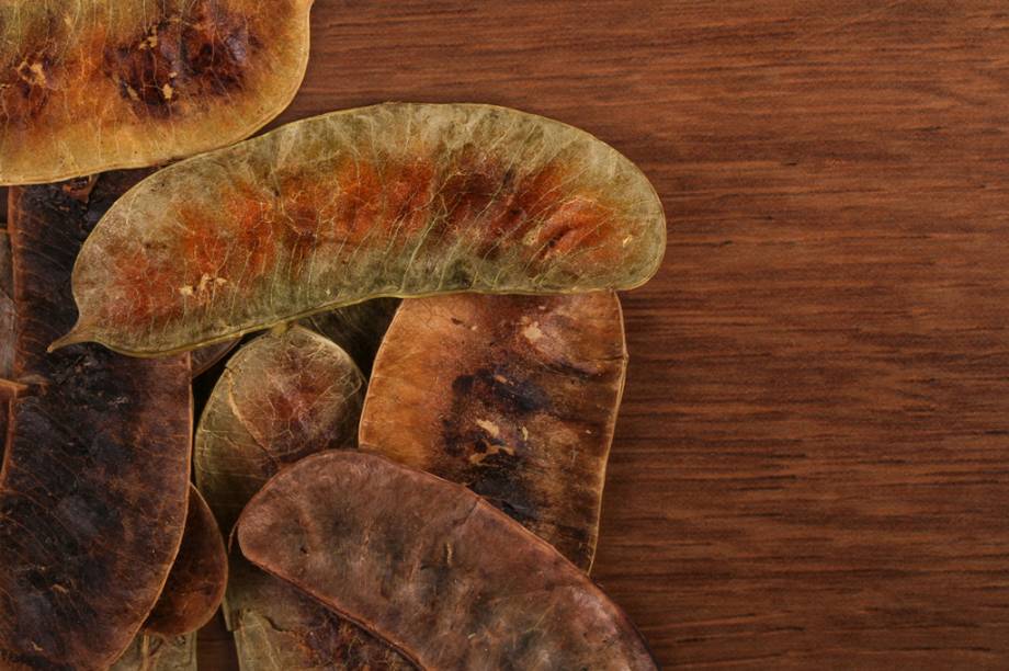 Ele tem propriedades fitoter&aacute;picas estudadas desde o s&eacute;culo 9. <strong>Forma de uso:</strong> C&aacute;psula, comprimido e extrato. <strong>Indica&ccedil;&atilde;o:</strong> Constipa&ccedil;&atilde;o intestinal ocasional. <strong>Contraindica&ccedil;&atilde;o:</strong> Crian&ccedil;as menores de 12 anos, gr&aacute;vidas, mulheres que est&atilde;o amamentando ou em per&iacute;odo menstrual, al&eacute;rgicos &agrave; planta, indiv&iacute;duos com desidrata&ccedil;&atilde;o, hemorroida, apendicite, insufici&ecirc;ncia renal, hep&aacute;tica e card&iacute;aca, constipa&ccedil;&atilde;o cr&ocirc;nica e outros dist&uacute;rbios intestinais. <em>Isento de prescri&ccedil;&atilde;o m&eacute;dica.</em>