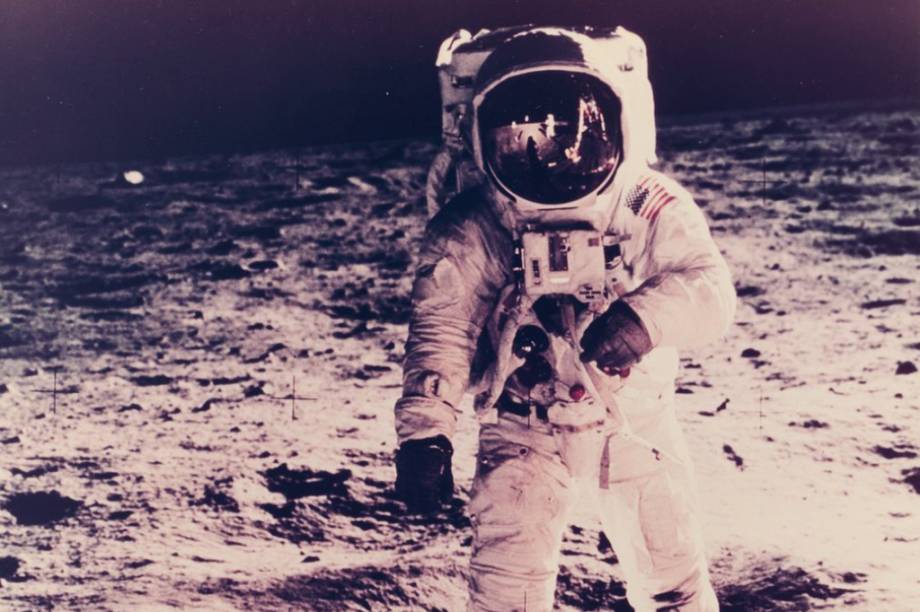Quem protagoniza&nbsp;imagem &eacute;&nbsp;<span>Buzz Aldrin, o segundo homem a pisar na Lua. Mas se voc&ecirc; olhar com aten&ccedil;&atilde;o, d&aacute; para enxergar o primeiro tamb&eacute;m -&nbsp;Neil Armstrong aparece refletido no capacete do companheiro</span>