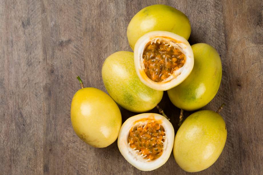 O g&ecirc;nero passiflora abrange mais de 400 esp&eacute;cies vegetais. Seus poderes calmantes v&ecirc;m dos flavonoides da folha. <strong>Forma de uso:</strong> Planta in natura, c&aacute;psulas, extrato e tintura. <strong>Indica&ccedil;&atilde;o:</strong> Sedativo leve, tem a&ccedil;&atilde;o contra a ansiedade. <strong>Contraindica&ccedil;&atilde;o:</strong> Gr&aacute;vidas e quando o indiv&iacute;duo est&aacute; tomando outros f&aacute;rmacos com efeito sedativo ou antidepressivo. <em>Isento de prescri&ccedil;&atilde;o m&eacute;dica.</em>