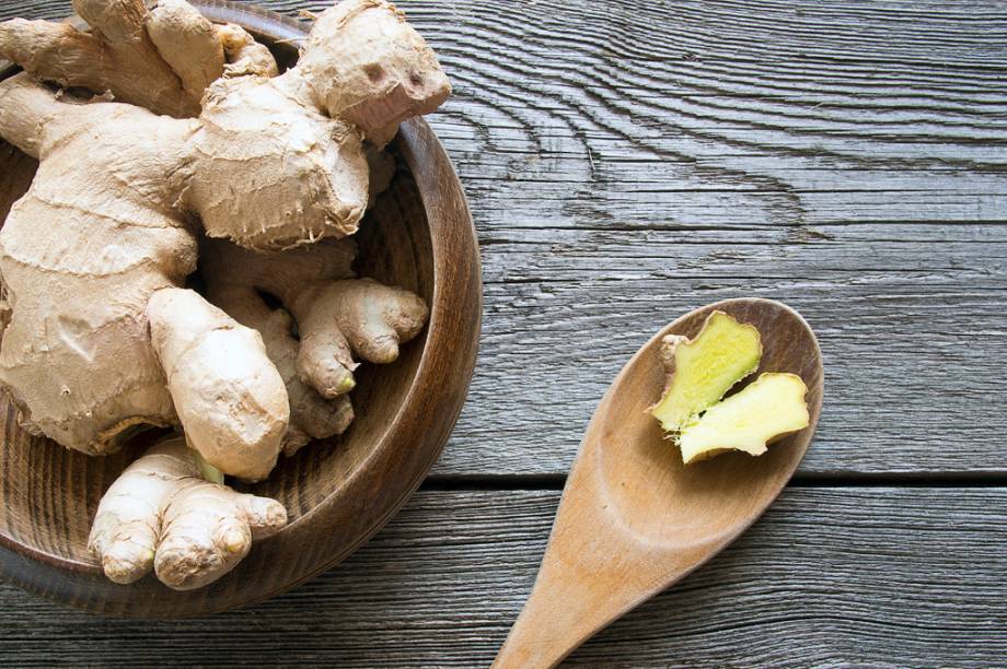 Muito comum na culin&aacute;ria por seu gosto picante, o gengibre &eacute; prescrito por m&eacute;dicos da &Iacute;ndia e da China desde a Antiguidade. <strong>Forma de uso:</strong> C&aacute;psula, comprimido, extrato, tintura e p&oacute;. <strong>Indica&ccedil;&atilde;o:</strong> Alivia enjoo, n&aacute;usea e v&ocirc;mitos, dificuldade de digest&atilde;o e sensa&ccedil;&atilde;o de mal-estar ao viajar de navio, carro ou avi&atilde;o. <strong>Contraindica&ccedil;&atilde;o:</strong> Crian&ccedil;as e quem tem pedras na ves&iacute;cula biliar, irrita&ccedil;&atilde;o estomacal ou hipertens&atilde;o. <em>Isento de prescri&ccedil;&atilde;o m&eacute;dica.</em>