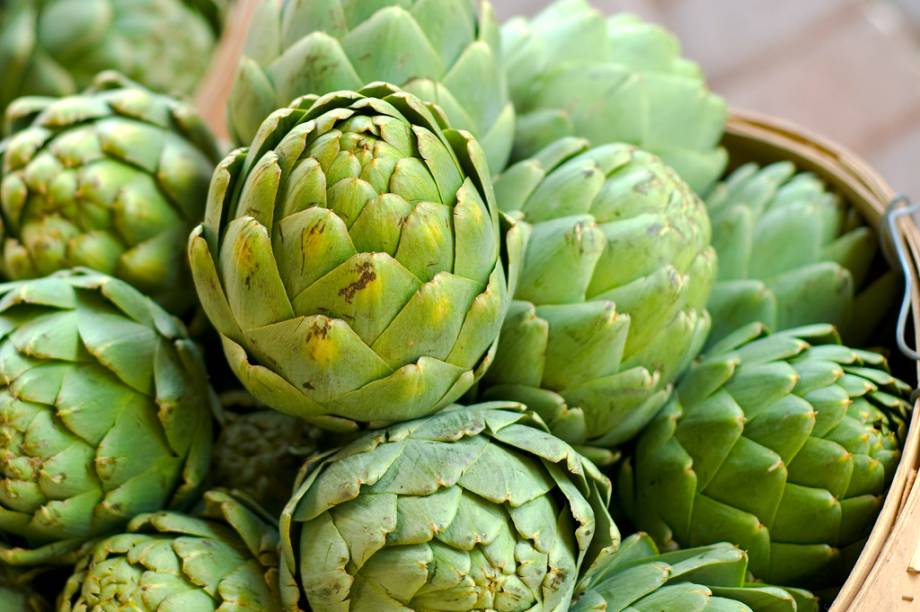 Seu nome vem do &aacute;rabe e significa, literalmente, &ldquo;planta espinhuda&rdquo;. C&aacute;psula, comprimido, infus&atilde;o e extrato. <strong>Forma de uso:</strong> Ajuda na digest&atilde;o e evita gases. <strong>Indica&ccedil;&atilde;o:</strong> Coadjuvante na preven&ccedil;&atilde;o da aterosclerose (placas de gordura nos vasos), no controle de colesterol alto e no tratamento da s&iacute;ndrome do intestino irrit&aacute;vel. <strong>Contraindica&ccedil;&atilde;o:</strong> Gr&aacute;vidas, mulheres que est&atilde;o amamentando, al&eacute;rgicos e quando h&aacute; obstru&ccedil;&atilde;o do ducto biliar. <em>Isento de prescri&ccedil;&atilde;o m&eacute;dica.</em>