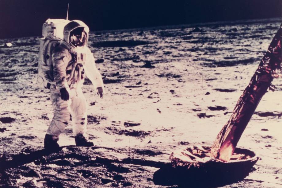 No registro, Neil Armstrong aparece perto de uma das bases do m&oacute;dulo lunar. As pernas de seu traje eram folhadas &agrave; ouro.