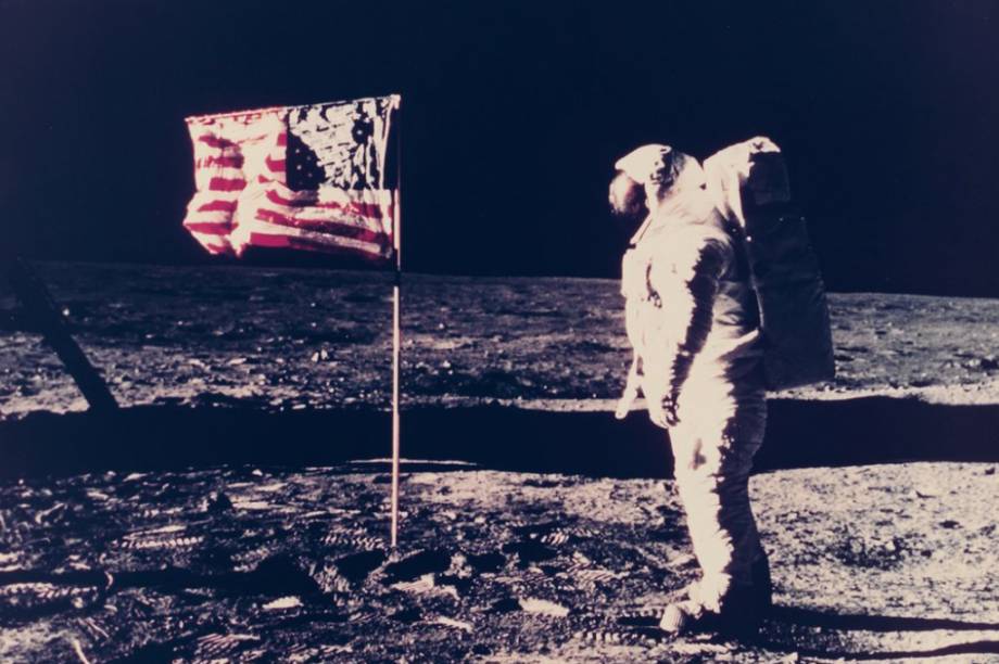 Aqui, Buzz Aldrin aparece ao lado da bandeira americana, mas a imagem est&aacute; repleta de detalhes curiosos. No canto inferior esquerdo, por exemplo, &eacute; poss&iacute;vel notal alguns cabos no ch&atilde;o. Eles foram usados nas trasmiss&otilde;es de TV da <em>Apollo 11</em>, feitas direto da Lua
