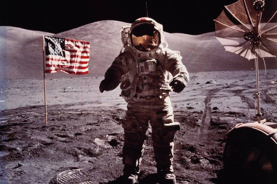 Astronauta americano&nbsp;<span>Eugene Cernan, na Lua, durante a miss&atilde;o&nbsp;<em>Apollo 17.</em></span>