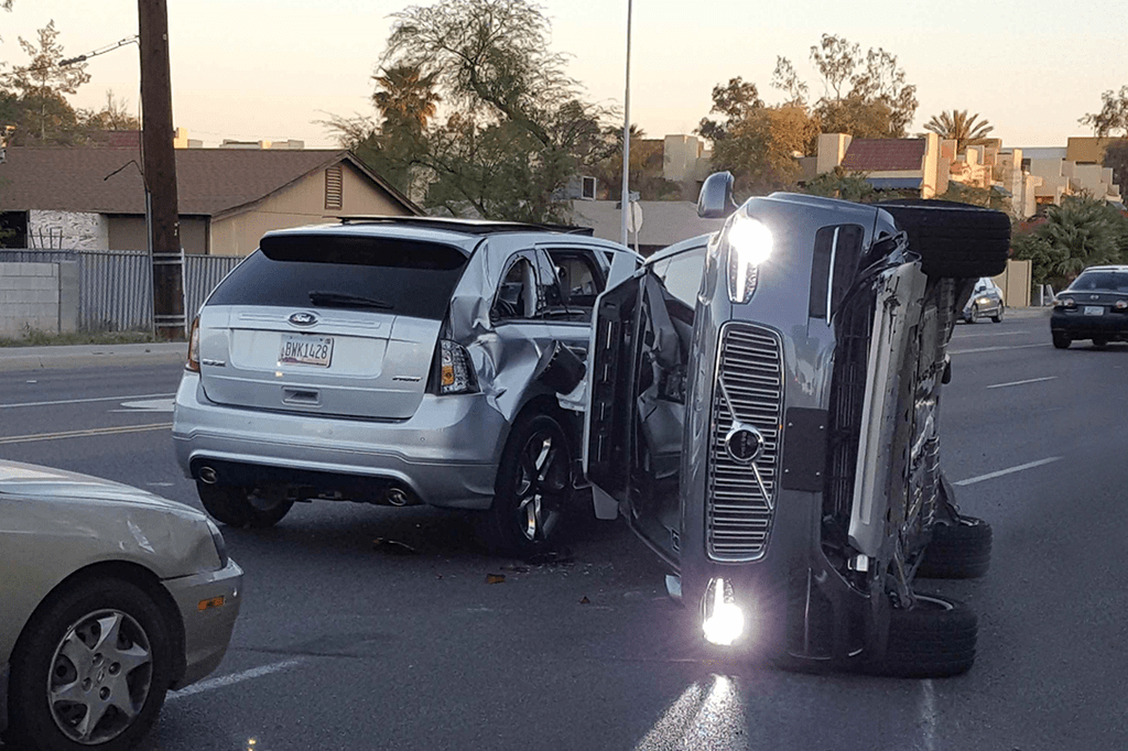 Carro autônomo da Uber capota – e tem testes suspensos