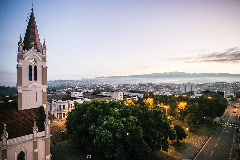 Por que algumas igrejas brasileiras têm só uma torre construída?