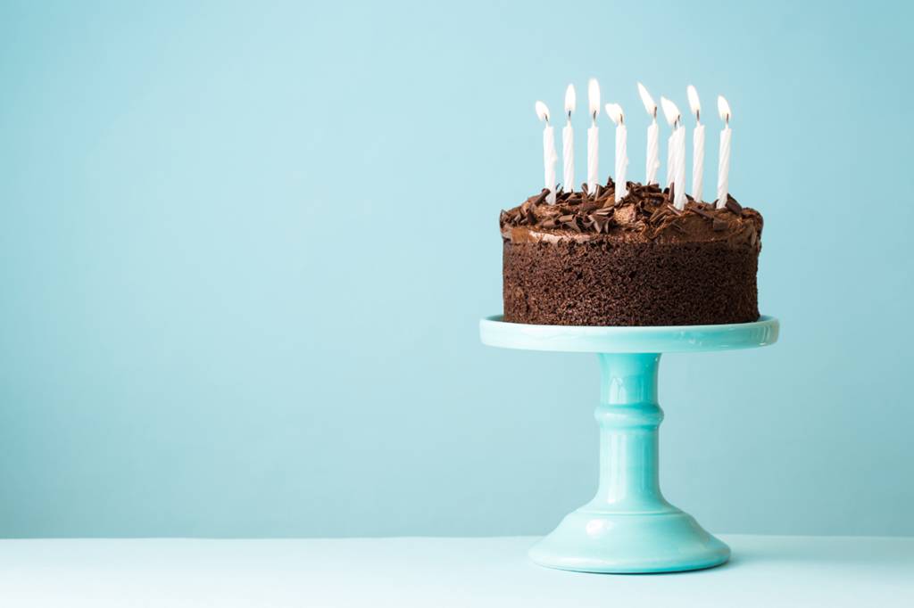 De onde vem a tradição de comemorar aniversários com bolos?