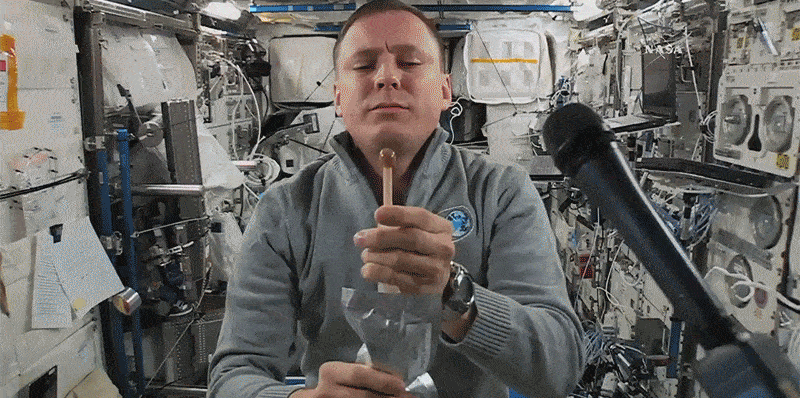 Astronauta tomando café gif