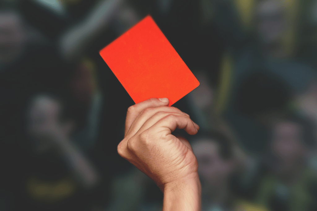 Câmera lenta faz árbitros de futebol darem mais cartões vermelhos