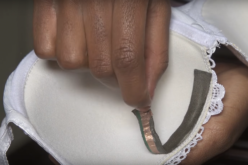 Adesivo fixado ao sutiã denuncia abuso sexual automaticamente