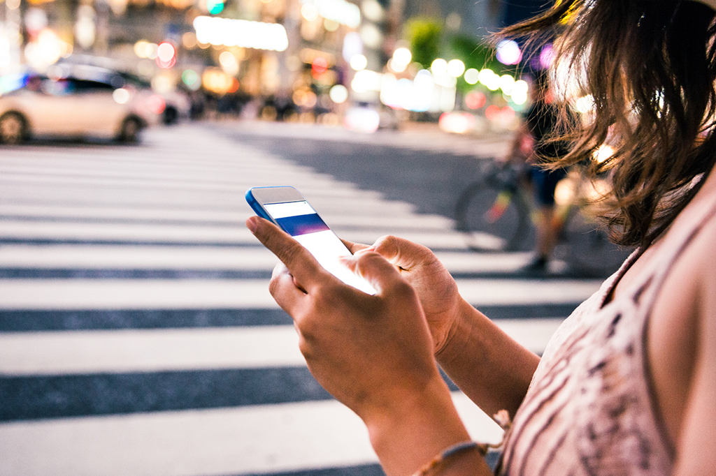 Atravessar a rua usando smartphone renderá multa nos EUA