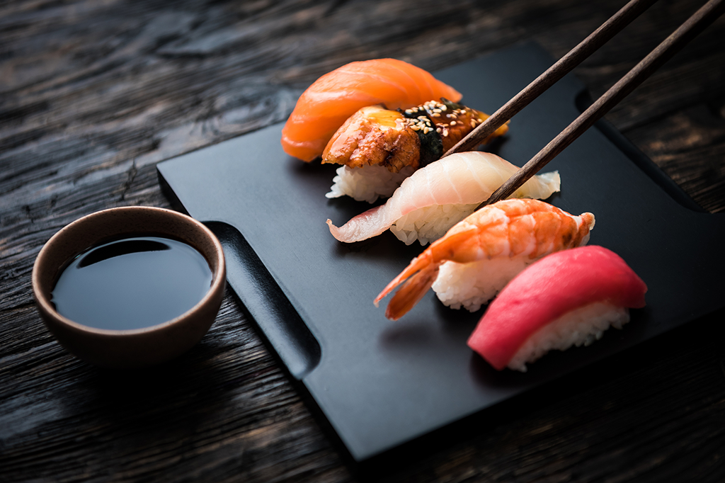 Como comer sushi