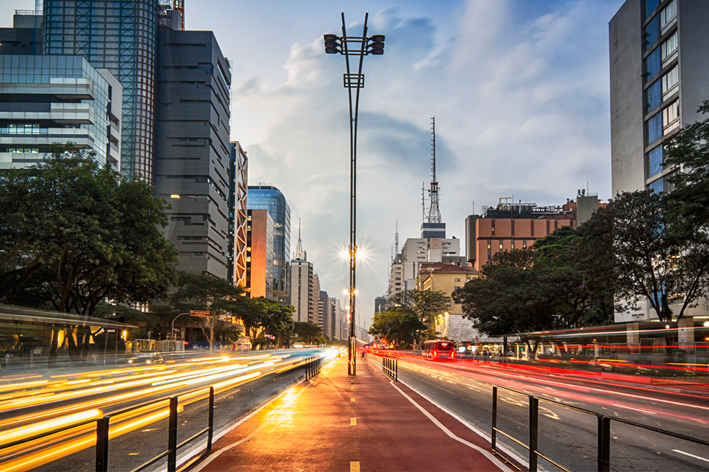 O que define se uma via é rua ou avenida?