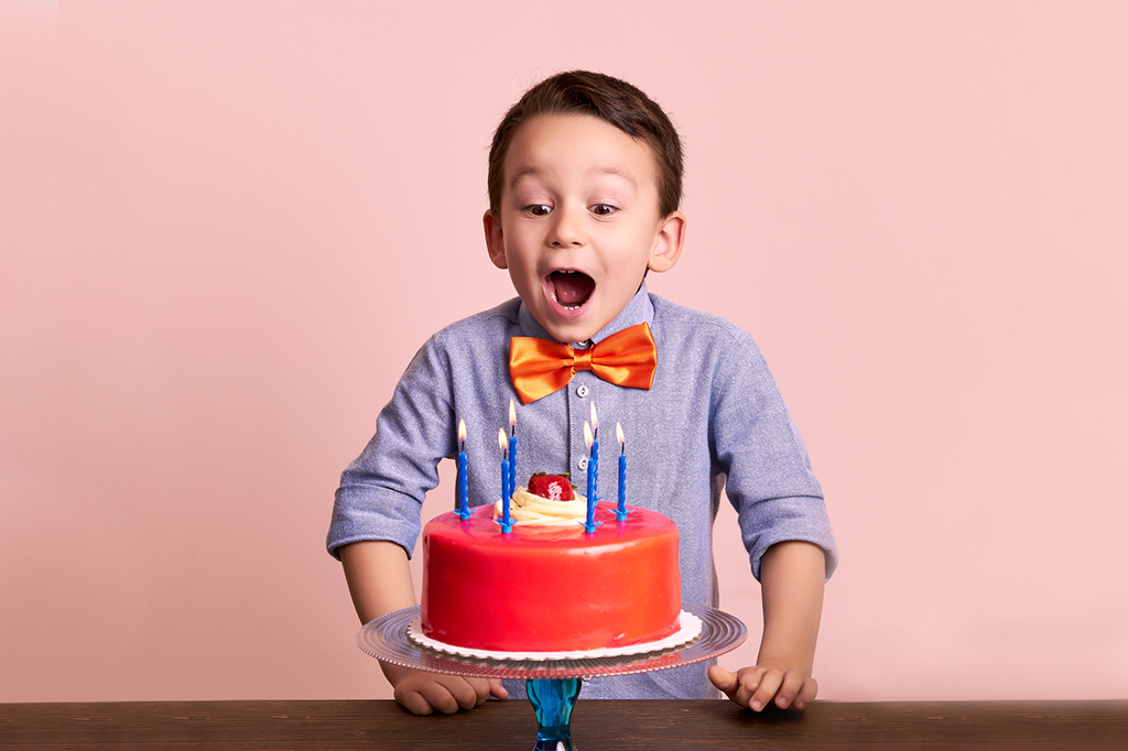 Soprar vela de aniversário aumenta bactérias do bolo em 1.400%