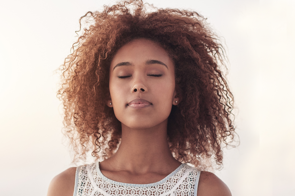 Fechar os olhos nos ajuda a entender os sentimentos do outros
