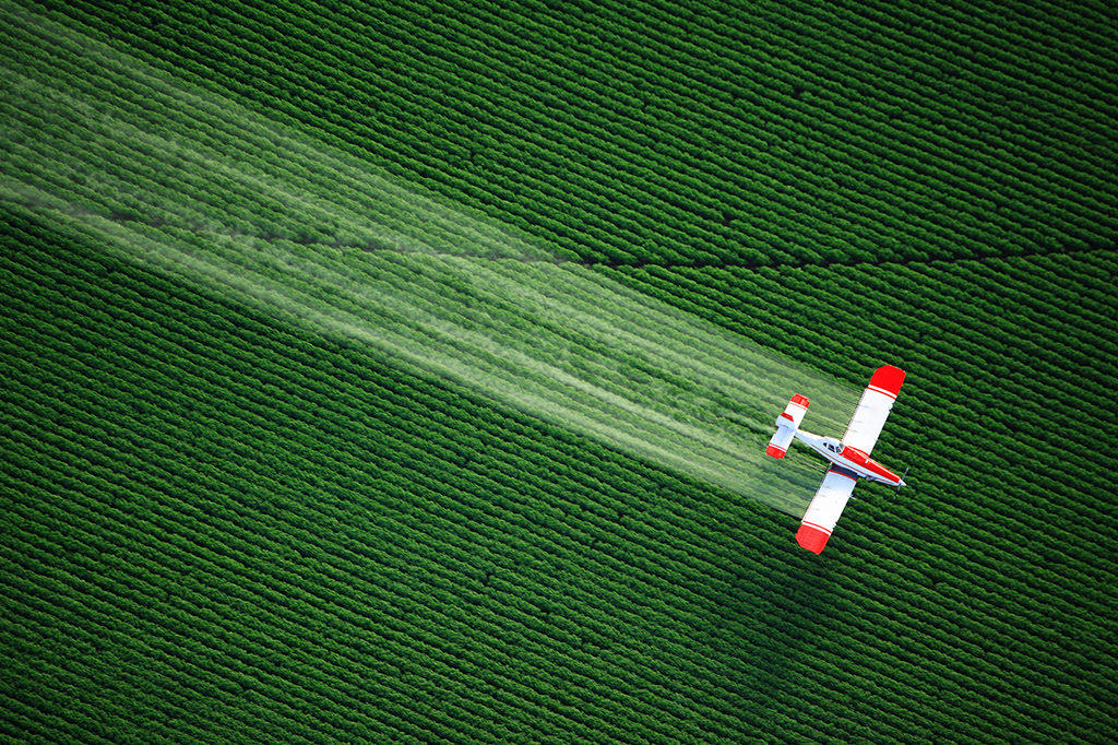 Quantos quilômetros por litro percorrem os aviões?