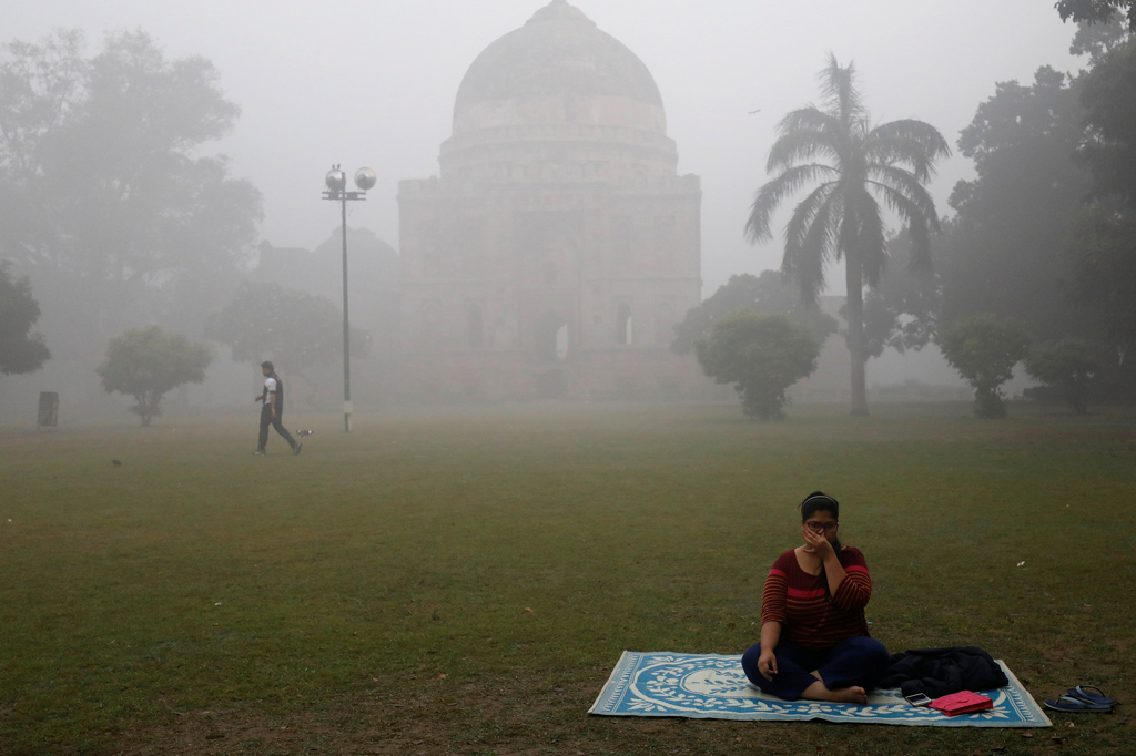 Respirar em Nova Déli equivale a fumar 50 cigarros por dia