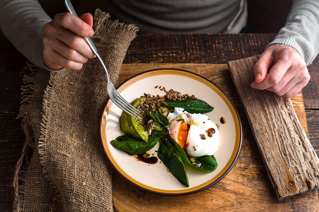 Comer muito rápido engorda e faz mal para o coração