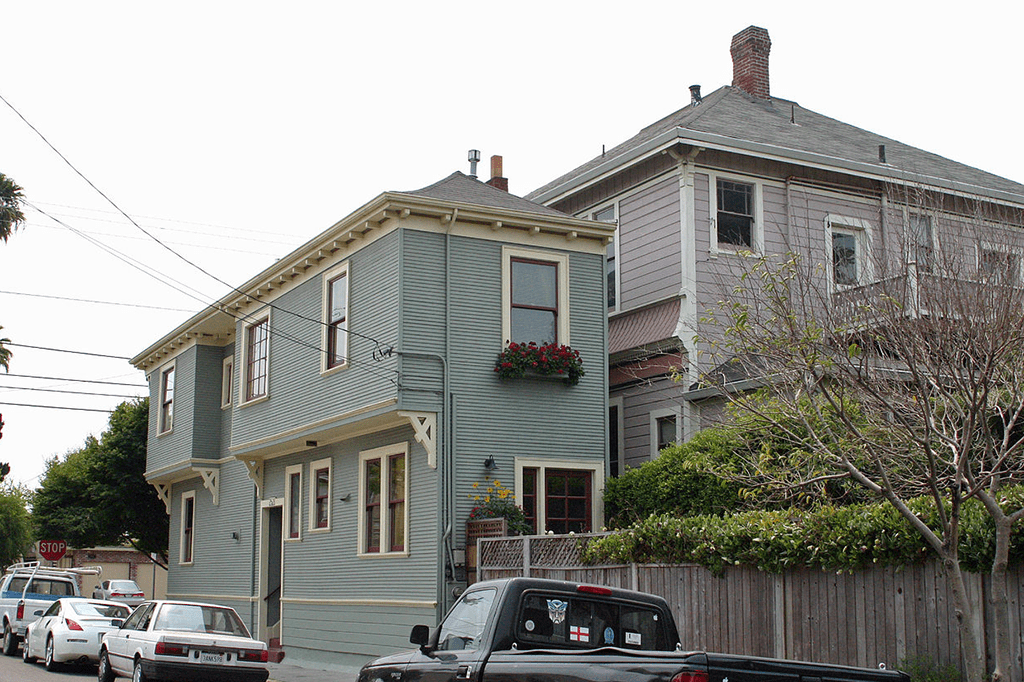 4 casas (e 1 arranha céu) construídos só para acabar com a vida dos vizinhos