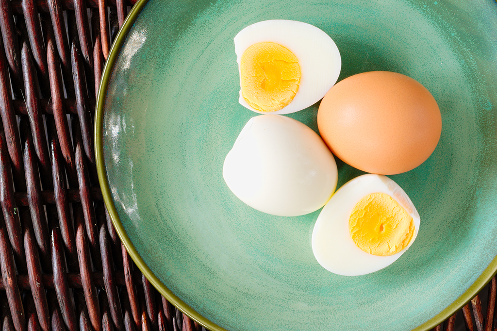 A melhor maneira de descascar um ovo cozido, segundo uma cientista de alimentos