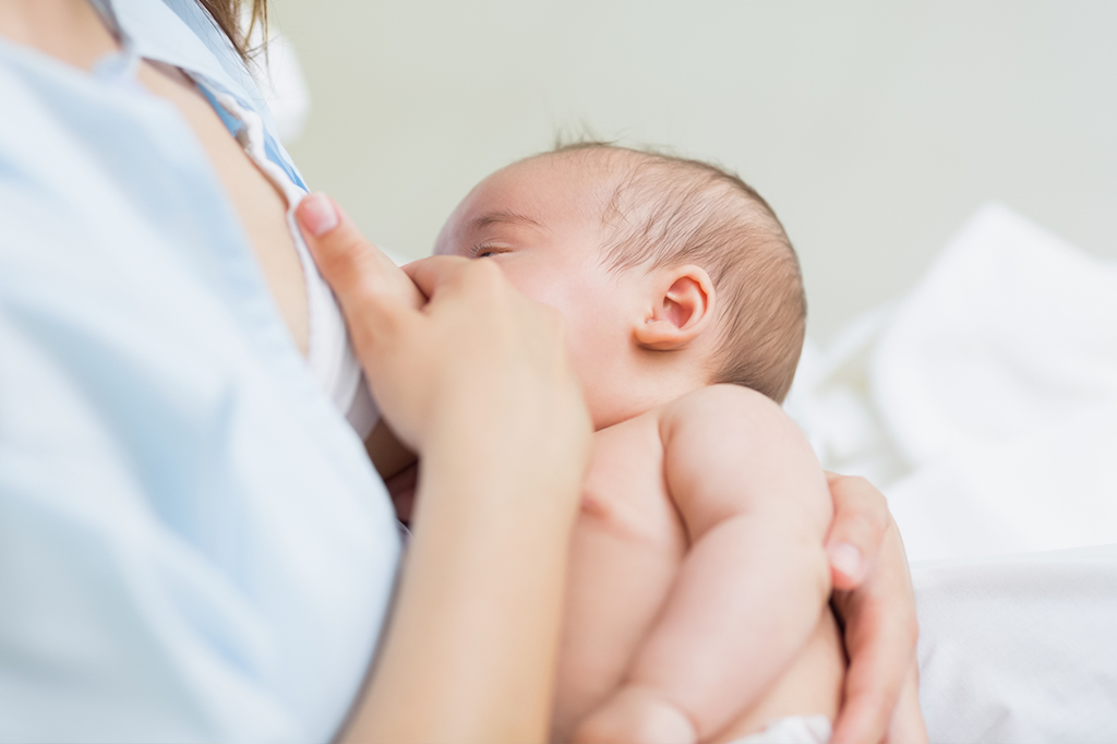 Mulher trans consegue amamentar graças a terapia de lactação