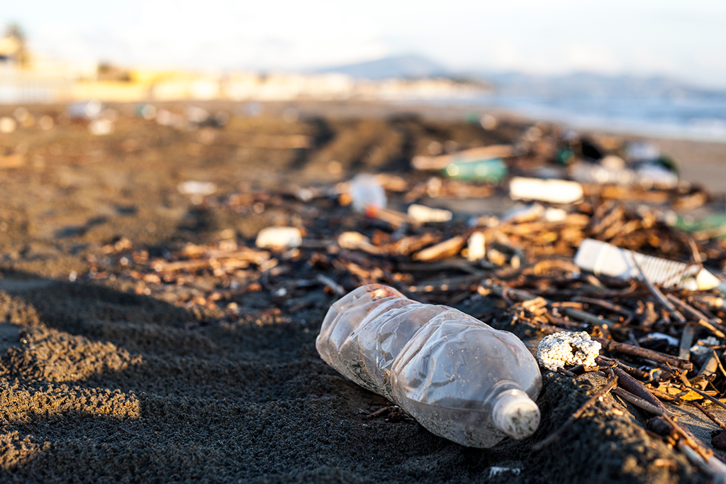 A ilha de lixo do Pacífico tem 16 vezes mais plástico do que se pensava