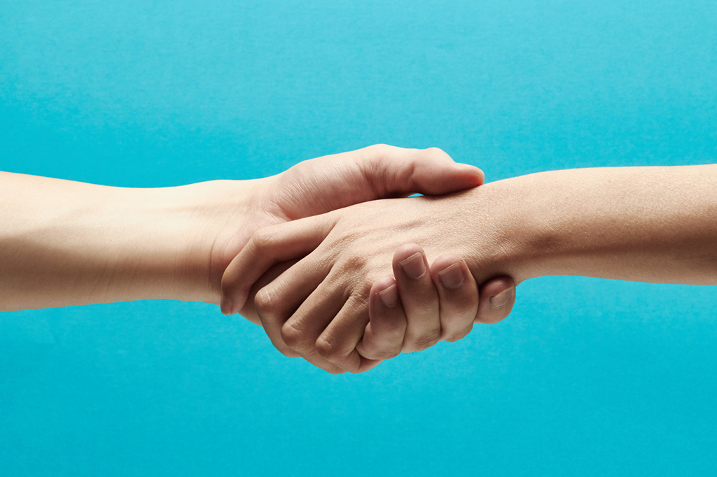 Ficar de mãos dadas sincroniza cérebros e reduz percepção da dor