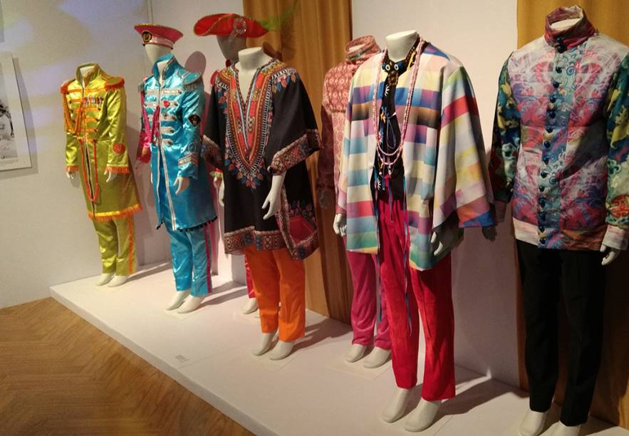 Reprodução de figurinos diversos da banda, incluindo as antológicas vestes usadas na arte do álbum Sgt. Pepper's Lonely Hearts Club Band Reprodução de figurinos diversos da banda, incluindo as antológicas vestes usadas na arte do álbum Sgt. Pepper's Lonely Hearts Club Band