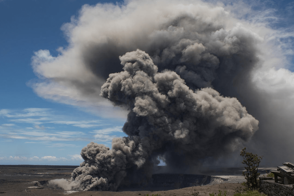 Vulcão havaiano está disparando rochas que causam terremotos