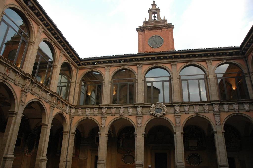 Onde e quando surgiu a primeira universidade?