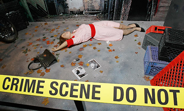 Que tipos de pistas os peritos procuram na cena de um crime?