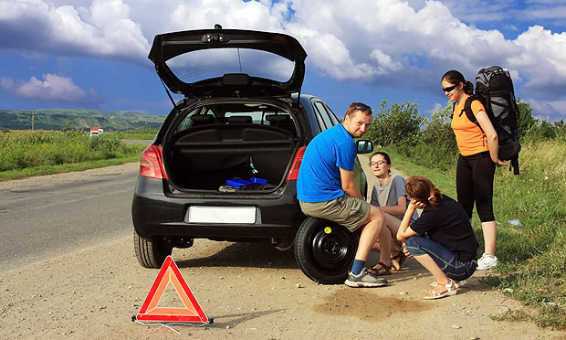 pneu-furado-carro-estrada-amigos-viagem