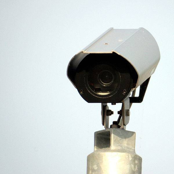 Por que as imagens das câmeras de segurança são preto-e-branco?