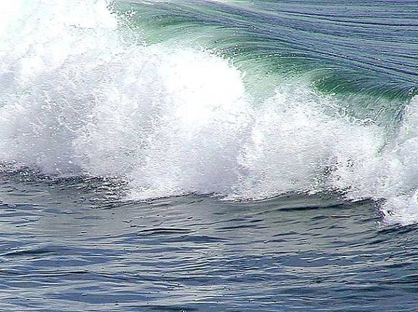 Por que há regiões onde as ondas do mar são enormes?