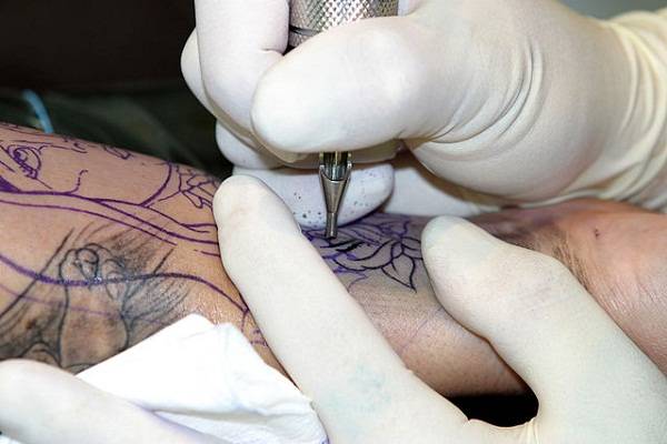 Onde dói mais fazer uma tatuagem?