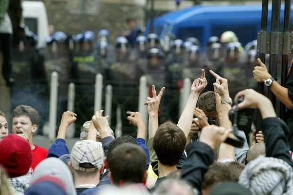 Por que levantar o dedo do meio é considerado ofensa?