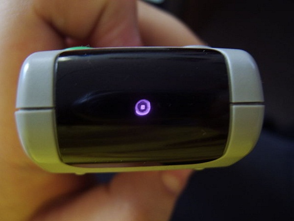 Adianta apertar o controle remoto mais forte quando a pilha está fraca?